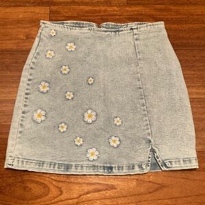Jean 🌼MINI SKIRT🌼 Wild Fable Light Blue Denim Embroidered Daisies Floral Sz 4